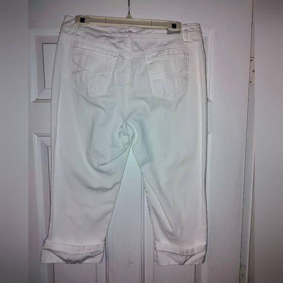 BANDOLINO DENIM Capri Women Size 10 Average White 20" Inseam - Picture 2 of 3